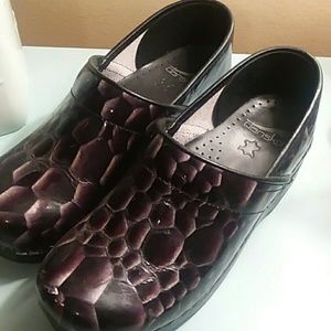 Purple snakeskin print Danskos